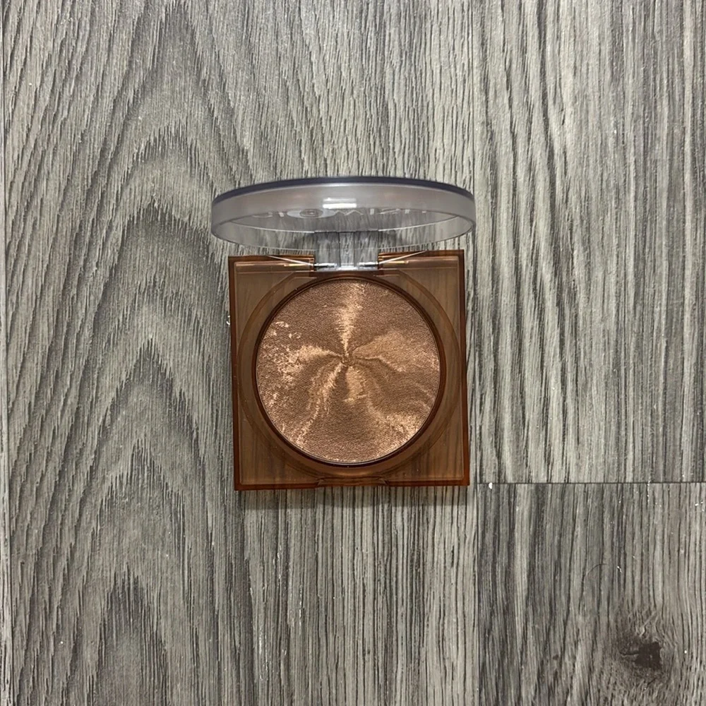 Huda Beauty Glowish Bronzer